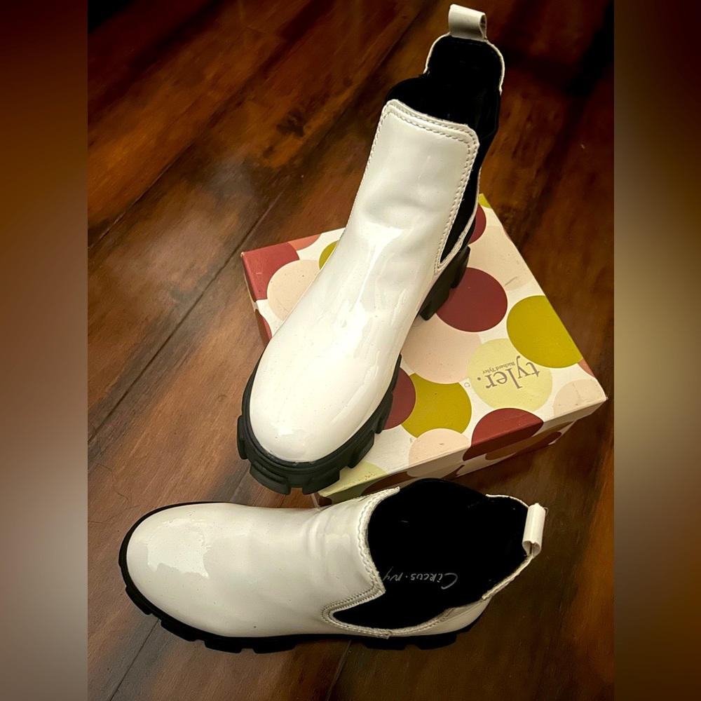 Circus by Sam Edelman Darielle Lug Sole Chelsea while bootie